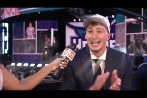 弗拉格在大会被选中采访时 室友克尼佩尔也被选中 状元瞬间欢呼cba直播